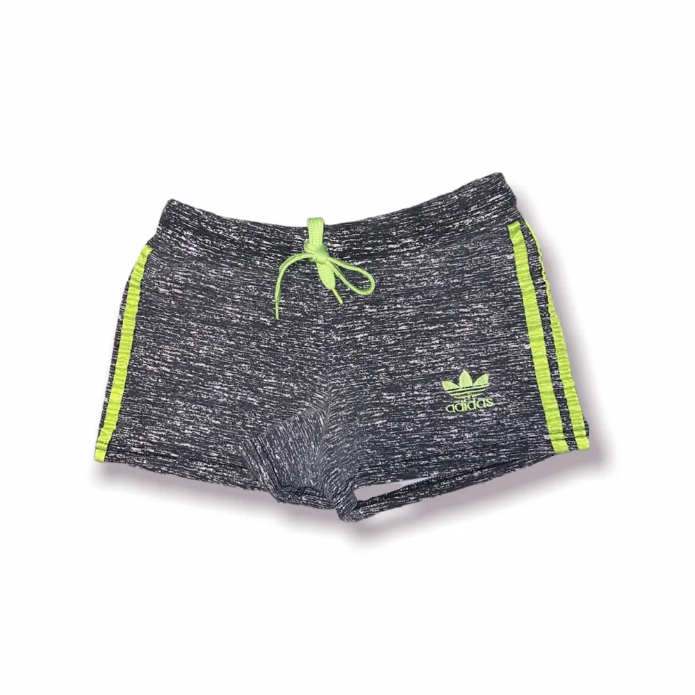 Shorts från Adidas i grön och grå färg i Storlek S. Shorts.