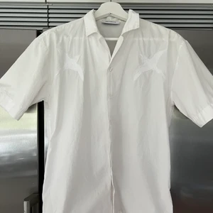 Axel arigato skjorta - Vit skjorta från Axel arigato med broderade fåglar på bröstet