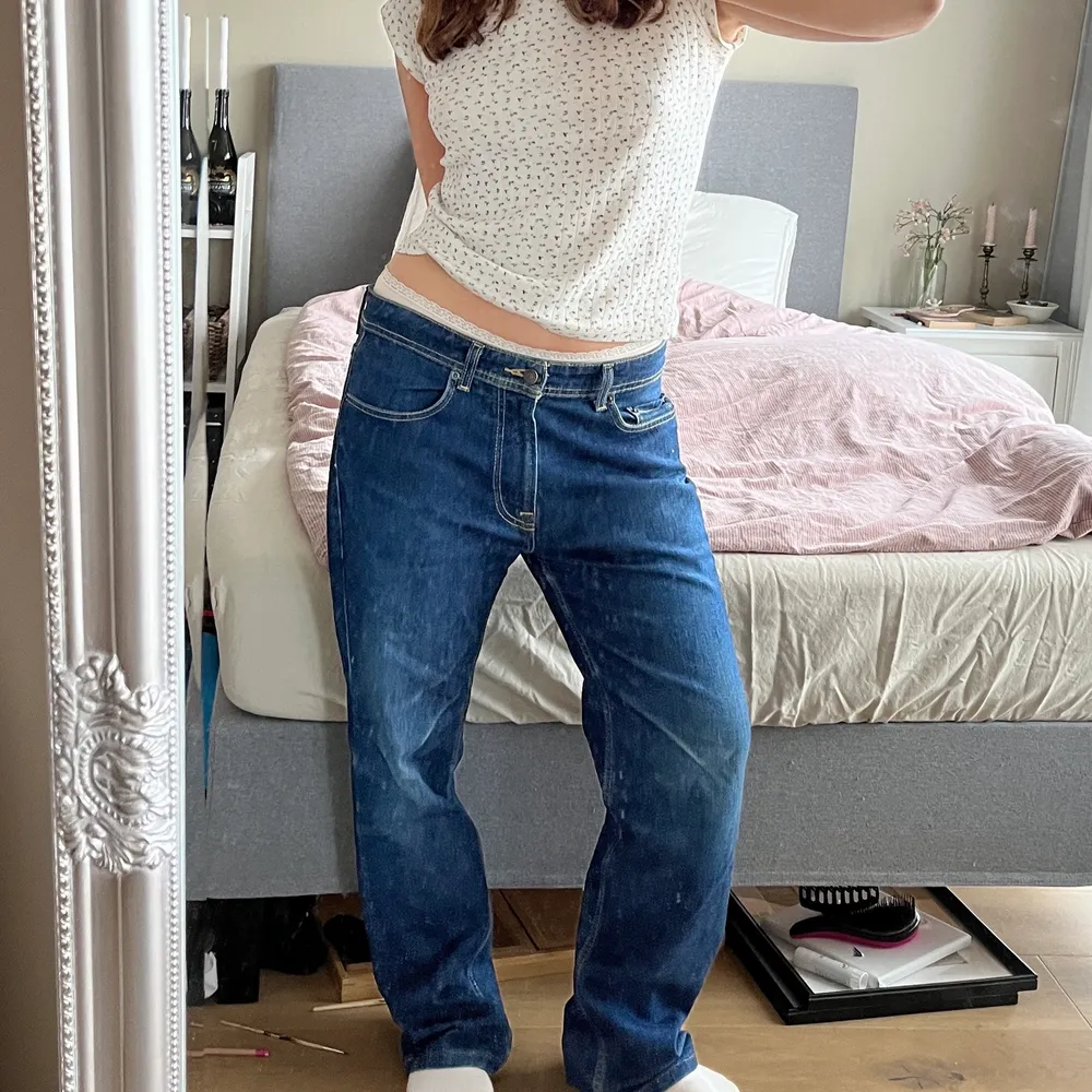 Skitsnygga lågmidjade jeans som dessvärre inte andvänds! Är 163 cm . Jeans & Byxor.