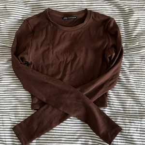 Zara tröja - En brun långärmad, croppad tröja från zara. Den är aldrig använd. Storlek S, passar mig som brukar ha xs/s. Köpare står för frakt 💕