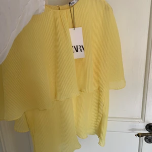 Gul topp strl s - Säljer denna helt nya topp från zara som aldrig är använd! Strl s