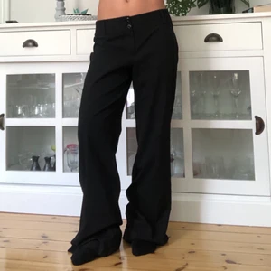 Kostymbyxor  - Kritstrecksrandiga kostymbyxor i storlek 38, helt felfria! Önskar jag kunde behålla men de är tyvärr lite stora på mig. Jag är 160cm för referens✨ midjemått: 78cm innerbenslängd: 81cm. Använder mig inte av funktionen frakt 63kr