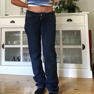 Jeans - Midrise straight jeans från seven for all mankind! Herrmodell men funkar för alla. Bra skick! Midjemått: 82cm Innerbenslängd: 82cm Använder inte funktionen frakt 63kr!