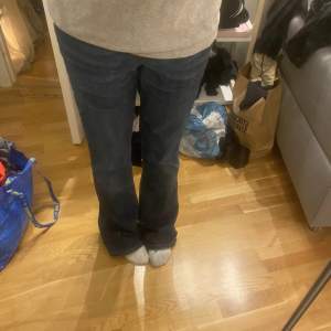 Säljer dessa ass snygga Levis jeans för 200kr!! storlek 33/34 ! Rätt långa och är långa på mig som är 165 de är midwaist 