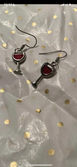 Egengjorda örhängen  - Säljer dessa ass snygga egengjorda örhängen med ett vinglas 🍷❤️69kr 