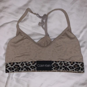 Calvin Klein top  - Säljer denna CalvinKlein topp i storlek XS. Nästan aldrig använd då den blivit för liten.💕Frakt minst 54kr spårbart via PostNord!