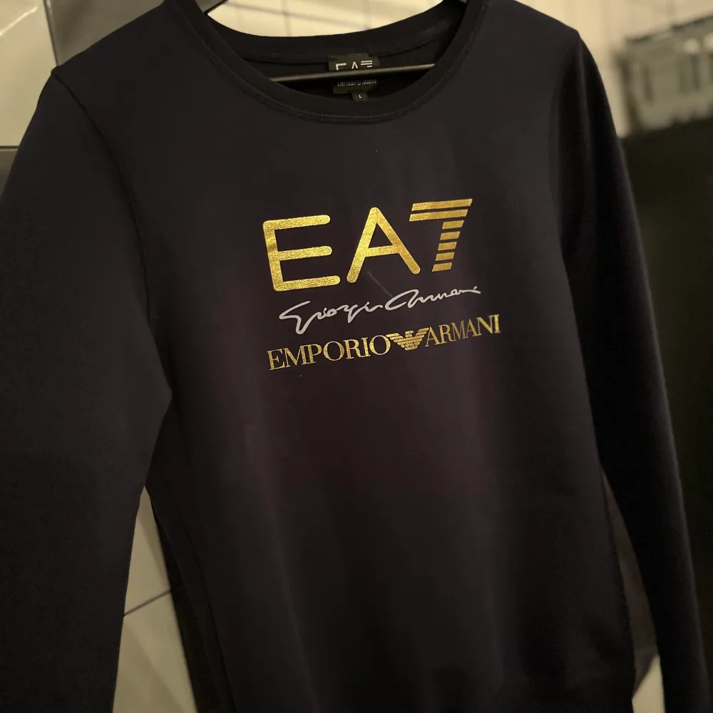 En EA7 sweatshirt i storlek L som används få gånger, säljer den för att den inte används och bara tar upp plats.. (pris kan diskuteras). Tröjor & Koftor.