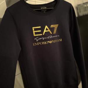 En EA7 sweatshirt i storlek L som används få gånger, säljer den för att den inte används och bara tar upp plats.. (pris kan diskuteras)