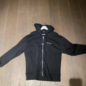 Dondup zip - En fin dondup zip köpt i butik på United fashion i Göteborg. Inga fläckar eller liknande på tröjan  Skick 10/10  