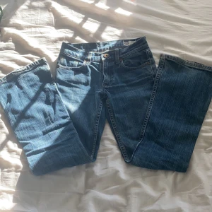 Crocker jeans - Jag säljer dessa trendiga supersnygga bootcut jeans pga att dom är för små! Är i bra skick men ganska välanvända! Inte säker på storleken men jag har storlek 32/34 och dessa är ganska korta och tighta på mig! Pris kan diskuteras!💓🤩 andra bilden är gammal!