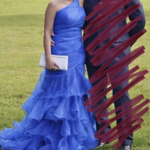 Blå Balklänning! - Säljer nu en utav mina fina balklänningar, som jag tyvärr inte kan skicka tillbaka då den är köpt utav privatperson. Klänningen är i S/M och sitter super i längden på mig som är lite längre, men även kortare. Ett kap!💙