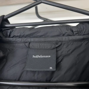 Jacka - Jötte fin peak jacka som säljes på grund av att den ej används tyvärr. Storlek XL men passar även M/L. Hör av er vid frågor. Priset kan sänkas vid snabb affär.