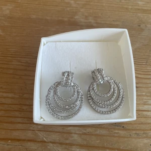 Örhängen  - Nu är dessa jätte fina örhängena tillsalu! Aldrig använda pågrund av att jag inte kan ha sådana örhängen! Jätte jätte fina! Silver/glittriga! Både fint till vardags men också till lite finare! Pris går alltid att diskutera! Hör av er vid fler bilder💕🥺⚡️