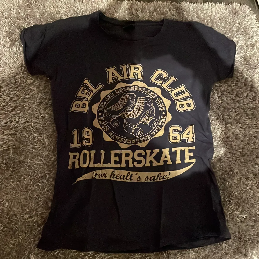 En fin t-shirt med tryck från Gina och är i storlek xs.. T-shirts.