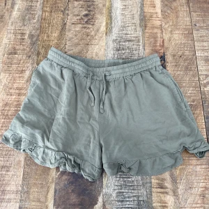 Olivgröna shorts  - Säljer mina gröna short för att dom kommer inte till användning. Dom är i jätte bra  och sköna och tar inte mycket plats. Perfekt på sommaren. Dom har oxå volanger längst ner