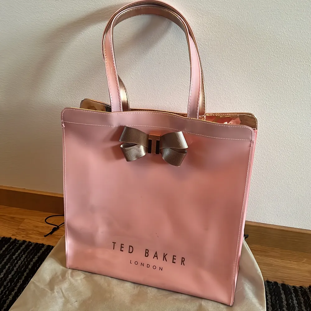 Rosa ted baker shoppingväska i rosa. 34cm hög, 34cm bred och 13cm djup. . Väskor.