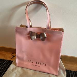 Rosa ted baker shoppingväska i rosa. 34cm hög, 34cm bred och 13cm djup. 