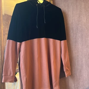 Hoodie med luva svart sammet  - Hoodie med luva svart sammet 