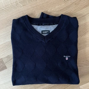 Stilren Gant med mönster.   - Snygg mönstrad V (inte djup) neck tröja från Gant. Nyskick. Passform: M/L 