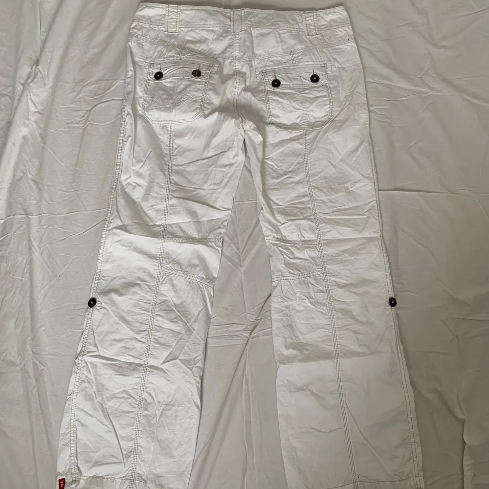 Vita cargo byxor med massa detaljer från Esprit . Jeans & Byxor.