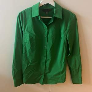 En grön skjorta från primark med bra kvalite och aldrig använd. 