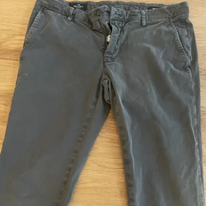Mason's byxa - Herr byxa. Använda, men fint skick. Nypris 1800 kr. Storlek 48. Hämtas vid St knuts torg Malmö, kan också skickas mot frakt. Rensar min sambos garderob så titta in på mina andra annonser