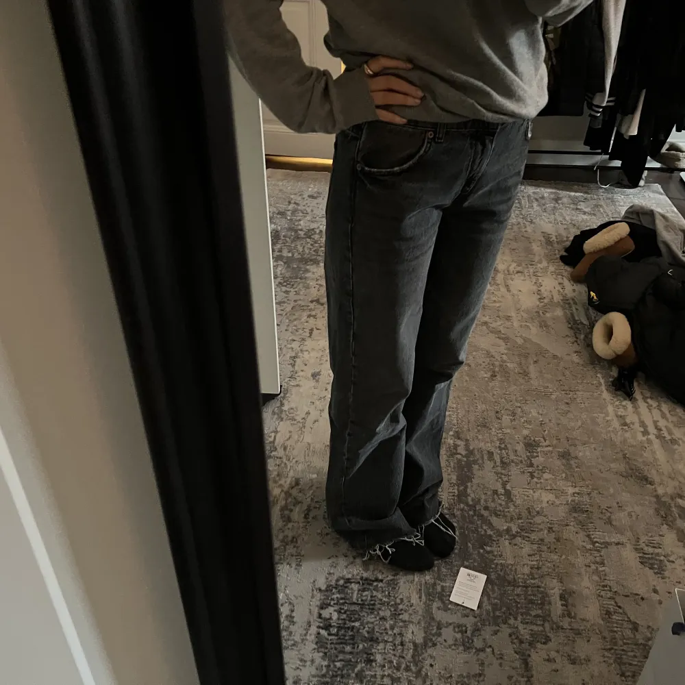 Säljer dessa low waist zara jeans som inte går att köpa längre. Använda Max 3ggr så fortfarande i jättebra skick! Strl 40. Jeans & Byxor.