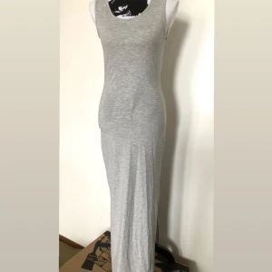 Lång klänning  - Lång sommar klänning med slit på sidan, storlek S. Aldrig använd