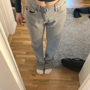 Gråa jeans  - Säljer dessa gråa Jeans från Carlings, finns på bikbok( denim jeans).  Midjan är mid/low. Midjan är 24 och längden 32. Jag är 160cm och som ni ser så är dom för långa på mig, 170cm hade varit pefekt. Orginal pris är 600kr,dm för frågor,pris kan diskutera❤️