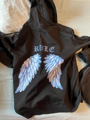 2 Hoodies - Två st hoodies snygg design  Första storlek s 200kr Andra tröjan storlek xs passar s 200kr Pris kan diskuteras 