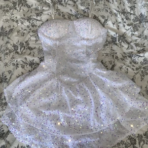 Klänning med paljetter  - Jättefin paljettklänning med axelband från SHEIN i storlek M/38. Aldrig använd, sitter bra och har dragkedja bak. Nypris 350, priset kan dock diskuteras💗