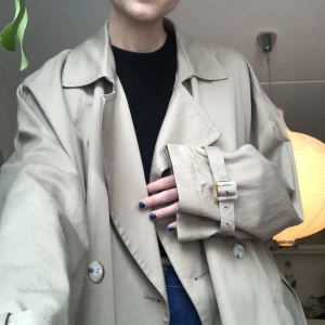 Trenchcoat - Trenchcoat i storlek L från Hm. Knappt använd!