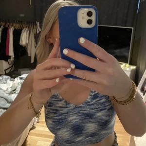 Topp - Vit, blå topp med jätte fint knyte i ryggen! 