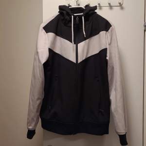 Size M not used in great condition black white jacket. Feel free to contact us in Swedish or English. 