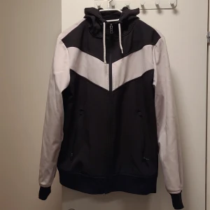 White jacket - Size M not used in great condition black white jacket. Feel free to contact us in Swedish or English. 