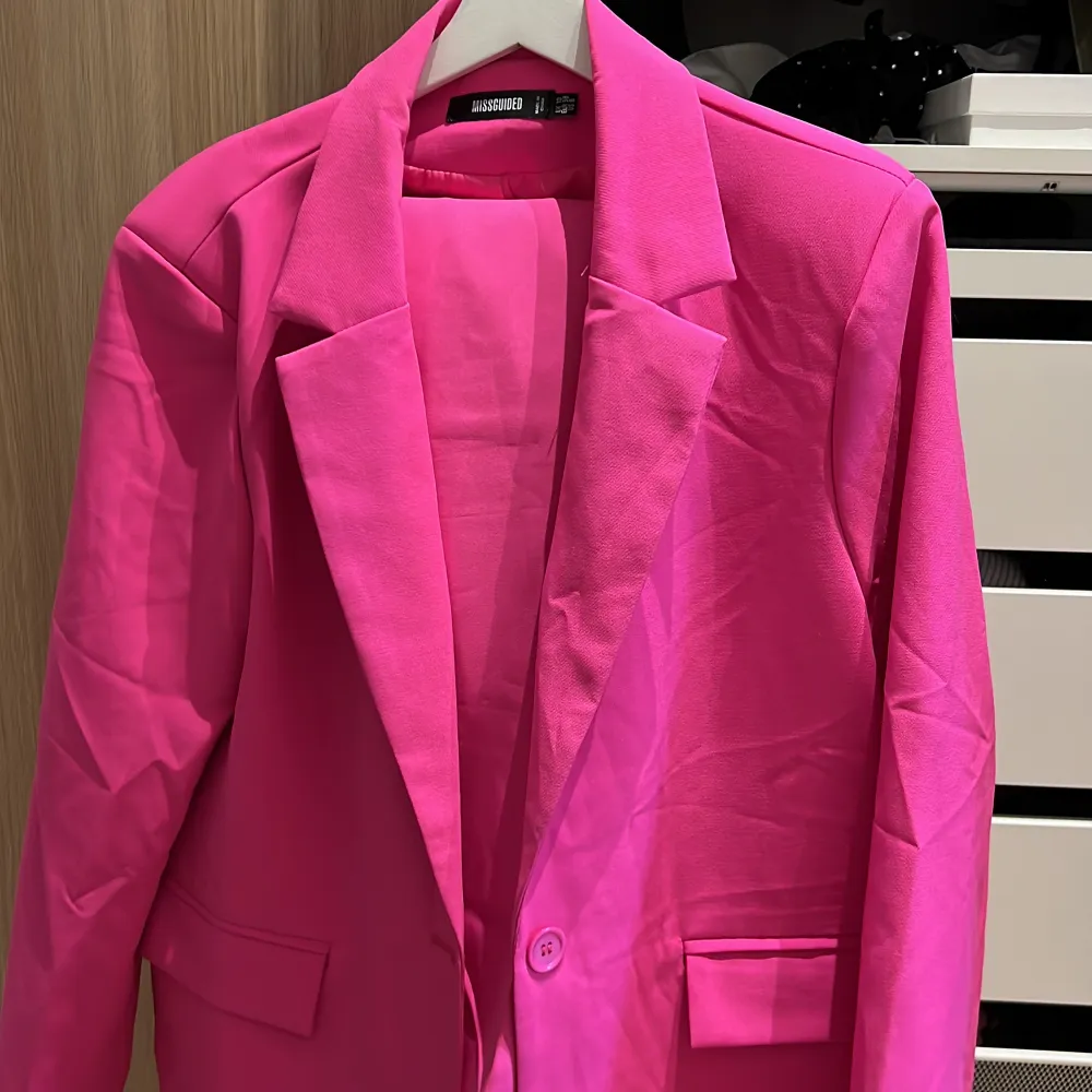 En rosa kostym byxor och kavaj ifrån Missguided, använd ett fåtal gånger, tighta trekvartslånga byxor💗. Kostymer.