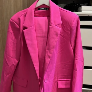 Rosa kostym - En rosa kostym byxor och kavaj ifrån Missguided, använd ett fåtal gånger, tighta trekvartslånga byxor💗