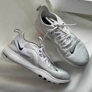 Nike flex tr9 38,5  - Träningssko från NIKE i storlek 38,5.  Bra för träningspass på gym och ex cirkelträning, lätta och bekväma. 