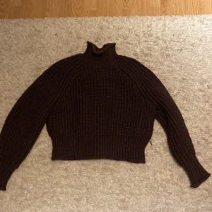 Brun stickad tröja  - En fin stickad tröja som är riktigt varm. Aldrig använd så jag inte tyckte den va min smak 