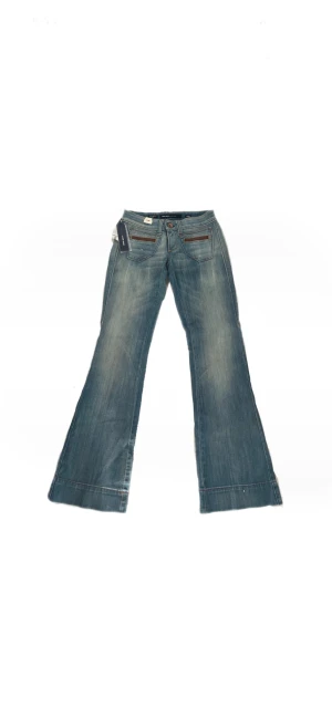 Miss sixty jeans - SJUKT snygga lågmidjade Miss sixty jeans i bootcut modell med lappen kvar💗superfina dragkedje-detaljer på fickorna<3 säljer pga för långa för mig som är 161:(  Midja: 24/ 66cm Innerbenslängd: 34/ 84 cm