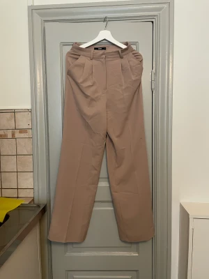 Beiga kostymbyxor från BikBok!  - Jättefina högmidjade kostymbyxor. Tyvärr lite för små för mig :(