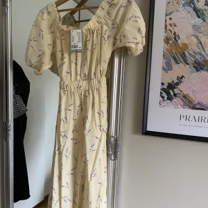 Blommig kläning - Söt blommig kläning från hm🥰klänningen är aldrig använd så  prislappen är kvar!