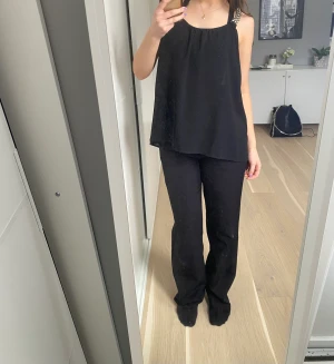 Topp  - Säljer ett jätte fint linne i bra kvalite💕 ( fläckarna på bilderna e från spegel och inte plagget )💕