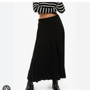 Svart långkjol - Säljer denna långkjol från monki som är helt oanvänd🙌🏼💗