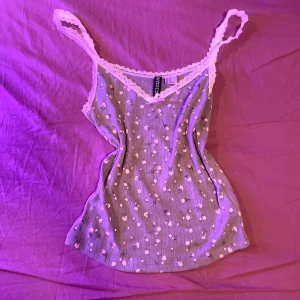 Topp coquette  - En topp som är väldigt söt. Frakten ligger på 45kr 💕