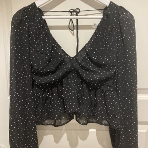 Prickig blus - En fin blus från hm använd ca 3 gånger💞
