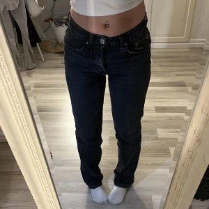 Lågmidjade Zara Jeans - De populära lågmidjade zara jeansen. Pris kan diskuteras skriv för fler frågor❤️