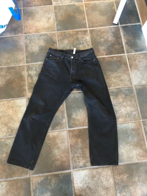 Weekday space jeans  - Helt perfekta jeans i passformen!  Rekommenderar alla att ha ett sådant par!  Färg: svart Storlek: 30/30 Nypris: 600 kr Mitt pris: 150 kr Skicka: 9/10