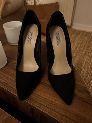 Klackar från Nelly - Aldrig använda, säljer pga flytt  Nypris 599:-