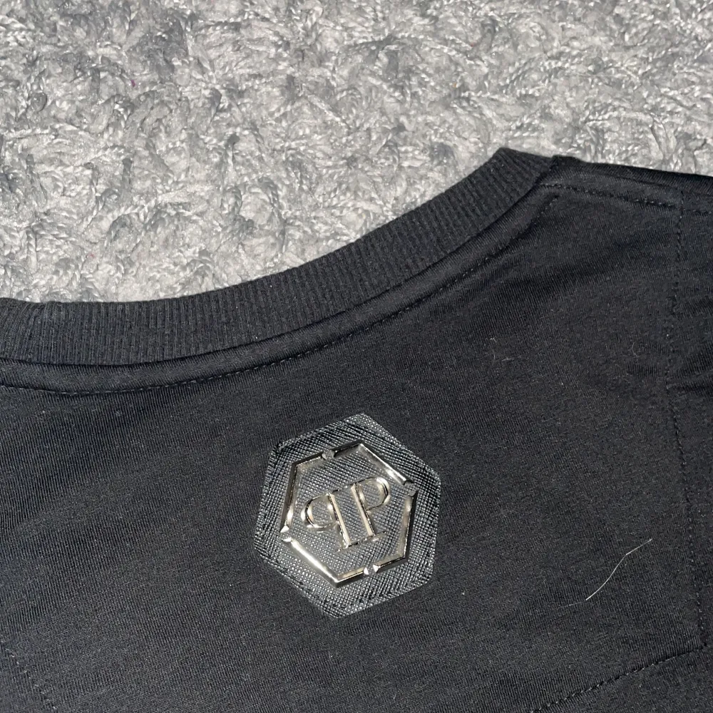 Säljer dena Philip plein sweatshirten. Den är i storlek S men funkar även i storlek M . Neuletakit & Villapaidat.